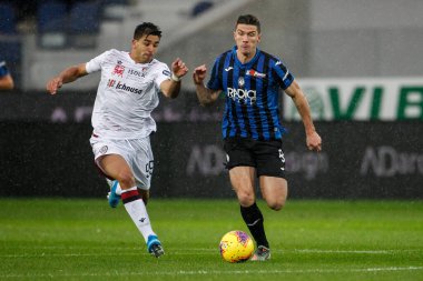 Bergamo, İtalya. 03 Kasım 2019. Campionato Italiano Serie A, Atalanta-Cagliari 0-2. Giovanni Simeone, Cagliari ve Robin Gosens, Atalanta, top için yarışın..