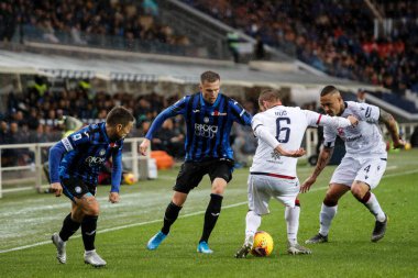Marko Rog, Cagliari ve Josip Iliciç, Atalanta, top için yarışıyorlar.