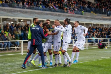 Bergamo, İtalya. 03 Kasım 2019. Campionato Italiano Serie A, Atalanta-Cagliari 0-2. Cagliari oyuncuları golü kutluyor.
