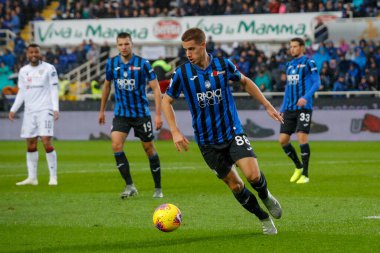 Bergamo, İtalya. 23 Kasım 2019. Campionato Italiano Serie A. Atalanta, Juventus 1-3 'e karşı. Mario Pasaliç, Atalanta ve Miralem Pjaniç, Juventus, top için yarışıyorlar.