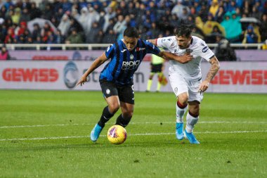 Bergamo, İtalya. 03 Kasım 2019. Campionato Italiano Serie A, Atalanta-Cagliari 0-2. Luis Muriel, Atalanta ve Fabio Pisacane, Cagliari, top için yarışın..