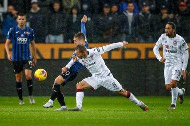 Bergamo, İtalya. 03 Kasım 2019. Campionato Italiano Serie A, Atalanta-Cagliari 0-2. Marko Rog, Cagliari ve Alejandro Gomez, Atalanta, top için yarışın..