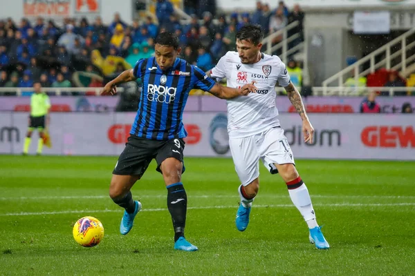 Bergamo, İtalya. 03 Kasım 2019. Campionato Italiano Serie A, Atalanta-Cagliari 0-2. Luis Muriel, Atalanta ve Fabio Pisacane, Cagliari, top için yarışın..