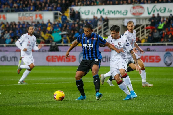 Bergamo, İtalya. 03 Kasım 2019. Campionato Italiano Serie A, Atalanta-Cagliari 0-2. Luis Muriel, Atalanta ve Fabio Pisacane, Cagliari, top için yarışın..
