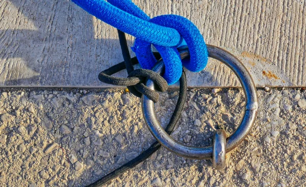 Mooring rope on the mooring ring as a background — Stock Photo, Image