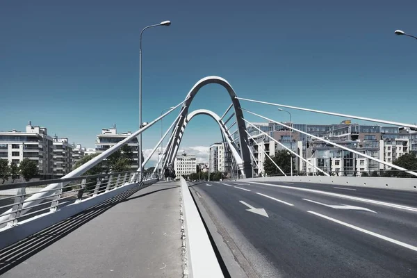 Ponte moderno sul fiume nella città di San Pietroburgo — Foto Stock