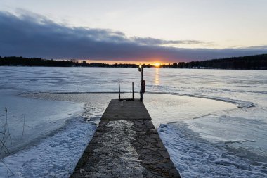 Finlandiya 'da donmuş gölde gün doğumu