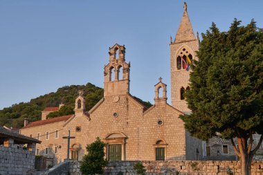 Lastovo Hırvatistan köyündeki ortaçağ kilisesinin manzarası