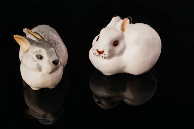 Siyah arkaplanda dekoratif seramik bir tavşan figürü