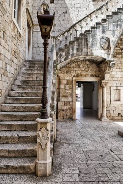 Trogir şehrinin eski avlusunda merdiven