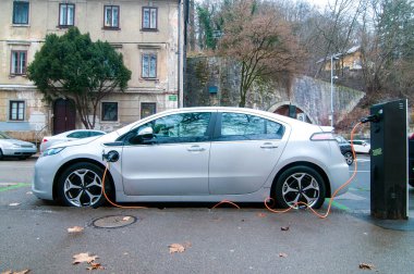 Elektrikli araba aküsü yükleniyor.