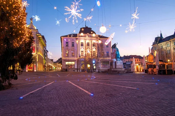 Preserva plaza, decorada para celebraciones de Navidad y Año Nuevo —  Fotos de Stock