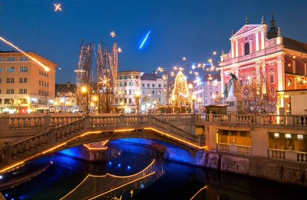 Dreifachbrücke, beleuchtet zur Neujahrsfeier, Ljubljana, — Stockfoto