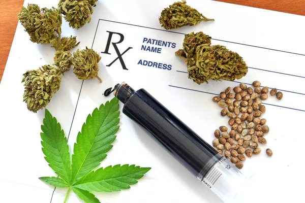 Óleo de haxixe com cannabis medicinal, sementes de cannabis e receita médica — Fotografia de Stock