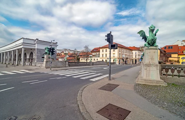 Pazar Sabahı Ljubljana Nın Ejderha Köprüsü Ndeki Boş Sokaklar Genellikle - Stok İmaj