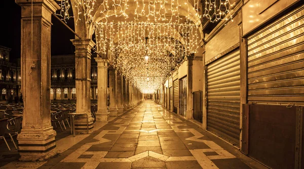 Dekorative Lichter unter den Bögen des Markusplatzes, Venedig lizenzfreie Stockbilder