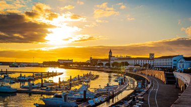 Günbatımı gezinti güvertesinin yanında