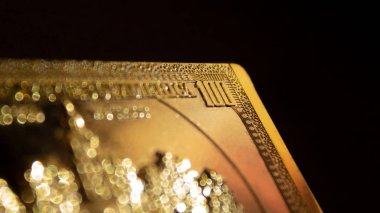 100 dolarlık banknot şeklinde altın külçeler. Makro çekimde altın.