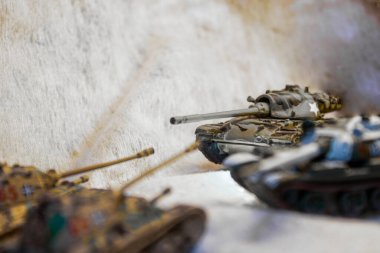 Oyuncak tankların makro çekimde karşılaşması.