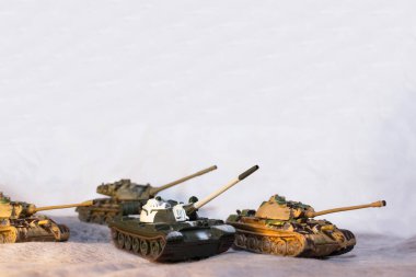 Beyaz arkaplanda oyuncak tankları .