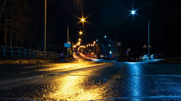 Asfalto Molhado Numa Cidade Nocturna Reflexões Brilhantes Lanternas Multicoloridas — Fotografia de Stock