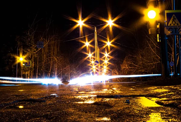 Natte Asfalt Een Nachtstad Heldere Reflecties Van Veelkleurige Lantaarns — Stockfoto