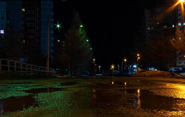 Asfalto Bagnato Una Città Notte Luminosi Riflessi Lanterne Multicolori — Foto Stock