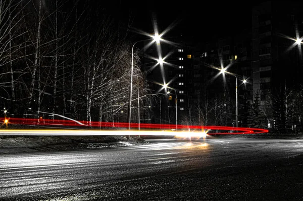 Tren Multicolor Faros Coches Carretera Ciudad Noche — Foto de Stock