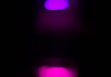 Yukarıda ve aşağıda iki tane bulanık kabarcık var. İki bulanık nokta arasındaki boş siyah boşluk.