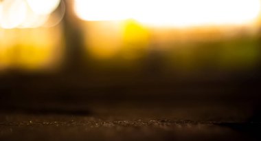 Sarı ve turuncu baloncuklardaki boşluk bulanıklaşıyor. Altında bir mesaj kutusu var. parlayan arkaplan.