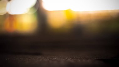 Sarı ve turuncu baloncuklardaki boşluk bulanıklaşıyor. Altında bir mesaj kutusu var. parlayan arkaplan.