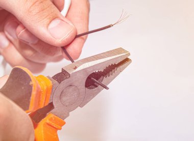 Kerpetenle kablo soyma. iş yerinde profesyonel.