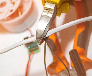 Elektrikçi işyeri. Kablo soyma. Eleman iş başında. .