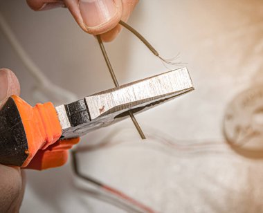 Kerpetenle kablo soyma. İş yerinde profesyoneldi. özel elektrikçi.