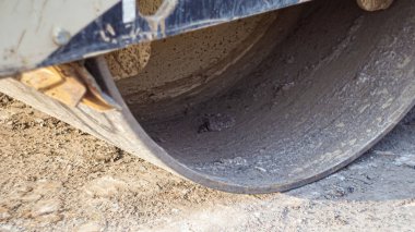 Yol kısmındaki inşaat rulosunun küçük bir parçası..