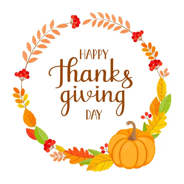 Feliz tarjeta de Acción de Gracias con corona decorativa sobre un fondo blanco. Hojas de otoño, calabaza, ramas de serbal y letras . — Vector de stock