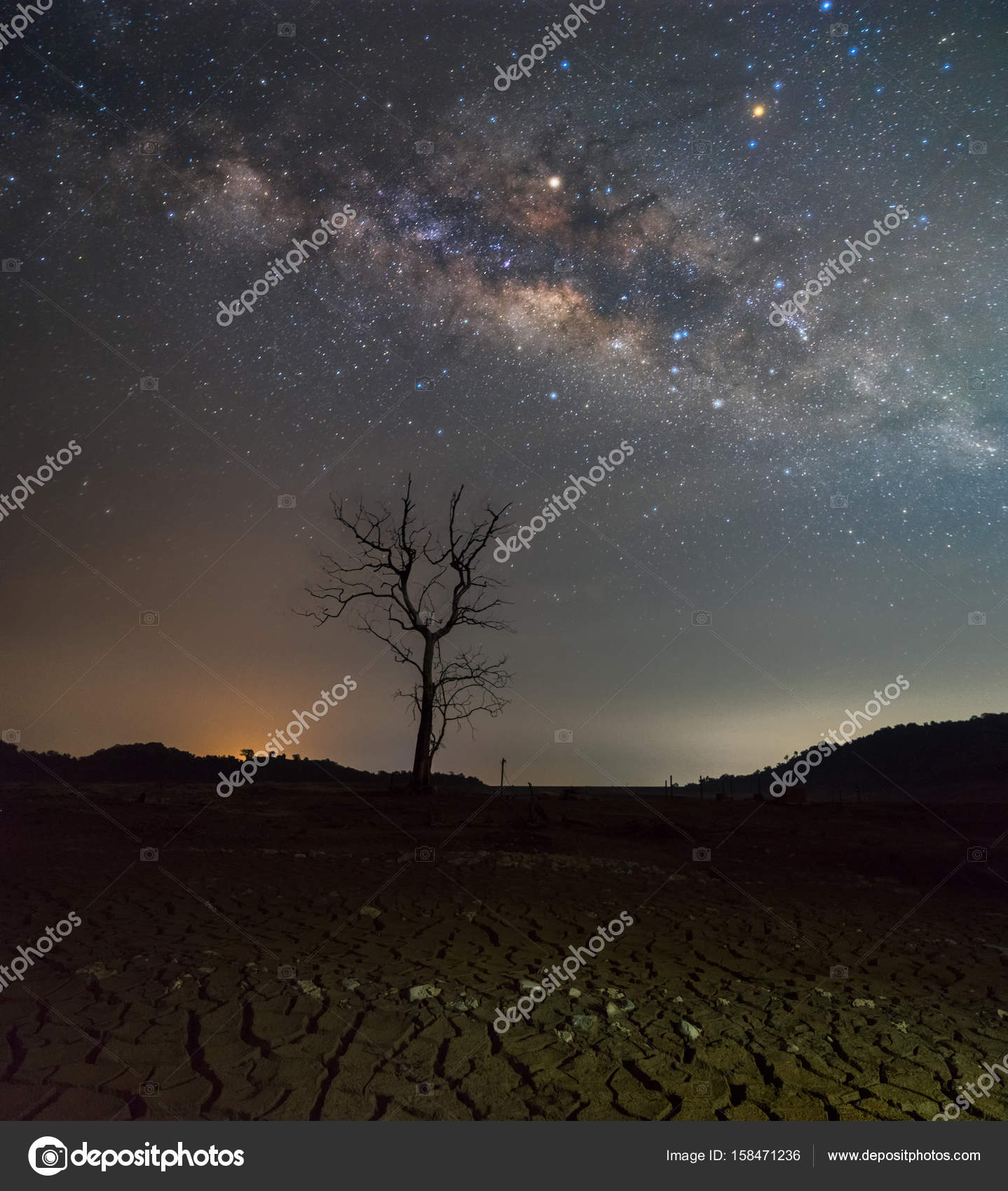Beau Ciel étoilé Nuit Avec Rising Milky Way Sur Le T Mort