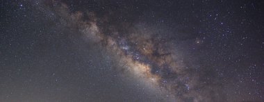 Açıkça Samanyolu gece gökyüzü üzerinde