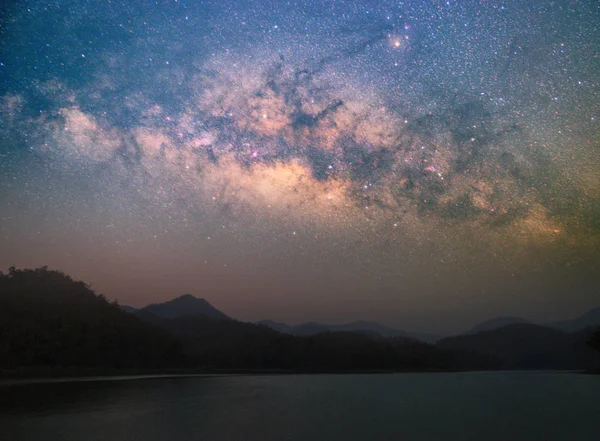 Schöner nächtlicher Sternenhimmel mit aufsteigender Milchstraße über dem Berg — Stockfoto