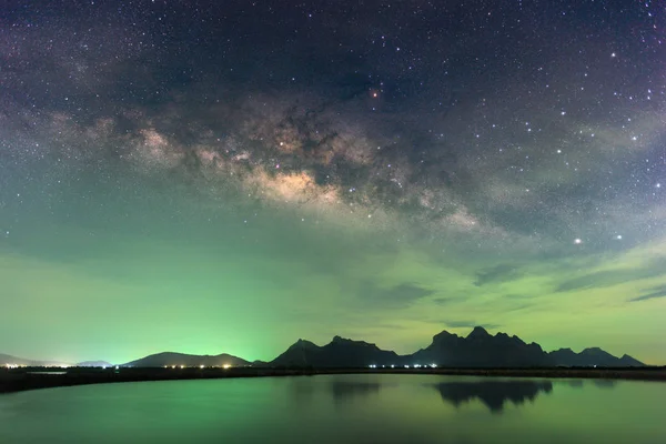 Mounta üzerinde güzel gece yıldızlı gökyüzü ile Samanyolu yükselen