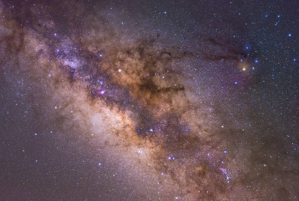 Açıkça Samanyolu gece gökyüzü üzerinde.