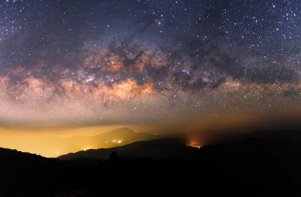 Schöner nächtlicher Sternenhimmel mit aufsteigender Milchstraße über dem Berg — Stockfoto
