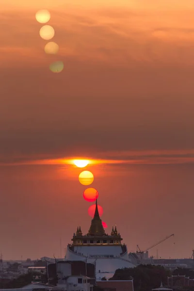 De zon trail over Wat Saket, bekend als de Golden Mount of Phu K — Stockfoto