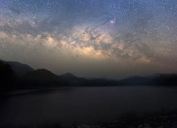 Beautiful Night Starry sky with Rising Milky Way over the mounta — Stock Photo, Image