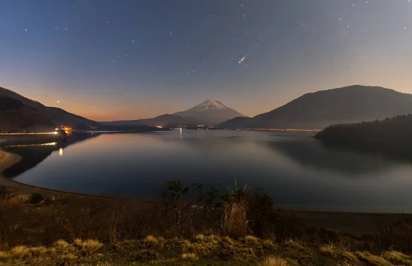 流星在星夜在富士山在本栖湖 lak 免版税图库图片