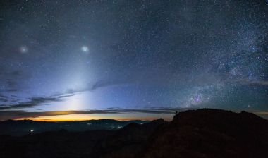 Zodiacal ışık ve Samanyolu erken sabah dağ üzerinde
