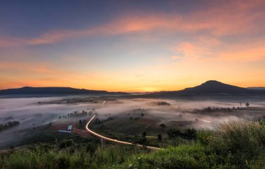 Puslu manzaralı. Kayalık dağ fantastik rüya gibi sunrise