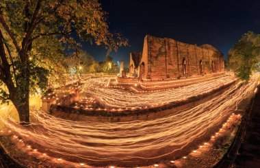 Budizm hafif sallanan rite yürümek ile yanan mumlar el aro