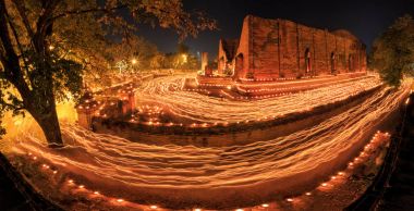 Budizm hafif sallanan rite yürümek ile yanan mumlar el aro