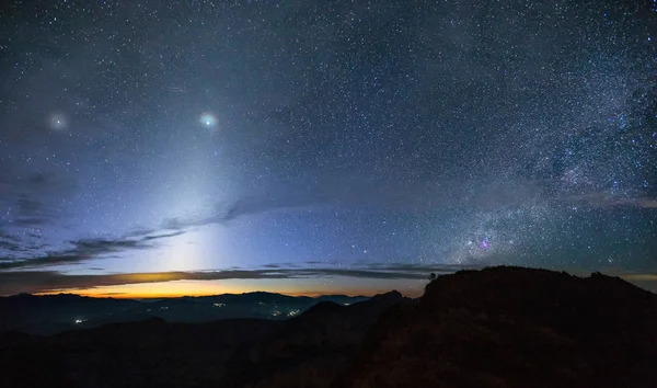 La lumière zodiacale et la voie lactée au-dessus de la montagne tôt le matin — Photo